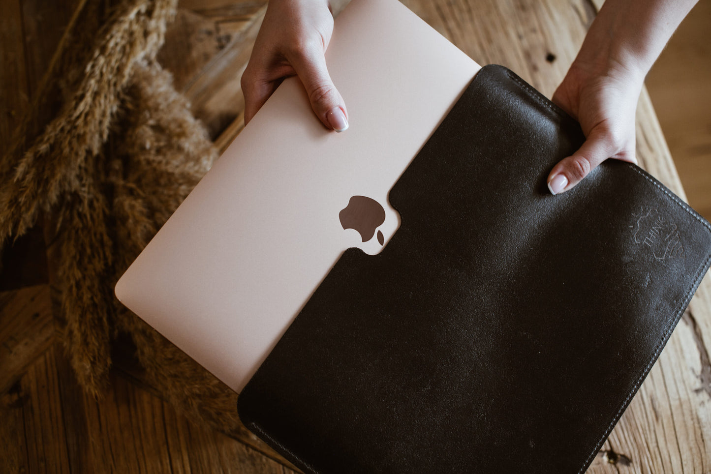 Skórzane etui na MacBook 13" Pro/Air - czarne